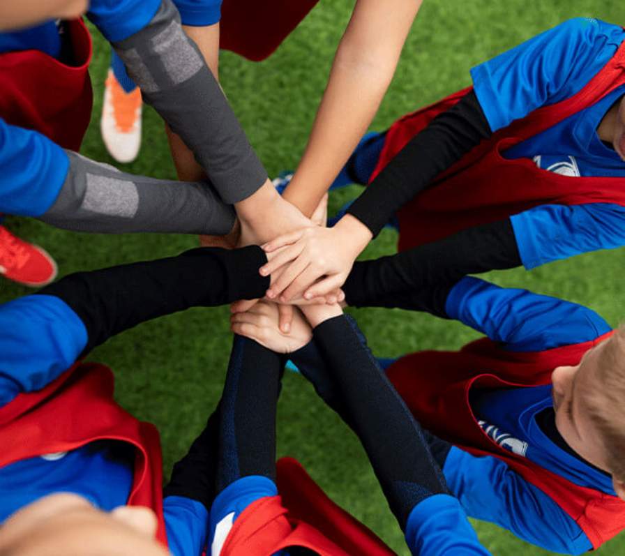 Fußball Teamfoto, alle Hände zusammen